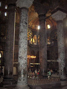Четыре огромных зеленых античных колонны в интерьере собора Святой Софии