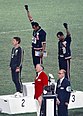 Peter Norman devant Tommie Smith et John Carlos.