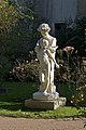 L'Amour captif, dans la roseraie du Jardin des plantes, devant la Galerie