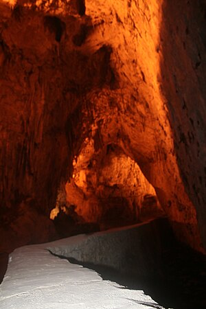 Interior de la Cueva de Cuevas, en el concejo ...