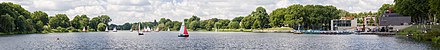 Übung des Segelclubs Hansa Münster bei gutem Wetter auf dem Aasee; rechts der Anleger, die Aaseetreppen und Gastronomie