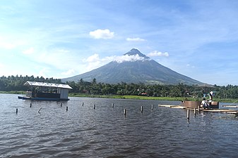 从黎牙实比市的三朗湖（Sumlang Lake）看马荣火山