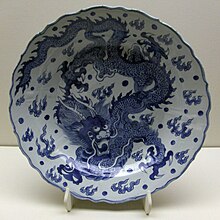 Chinese Ming dynasty blue-and-white porcelain dish with a dragon Ming-Schale1.jpg