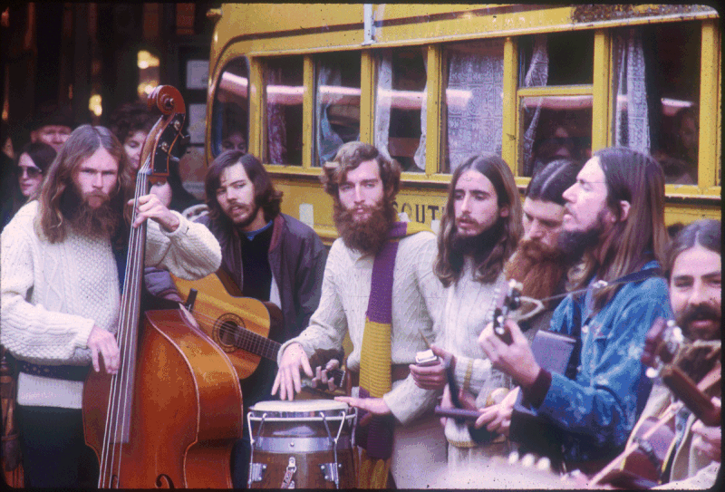 Ficheiro:Musicians performing at Pike Place Market anniversary celebration, 1972.gif