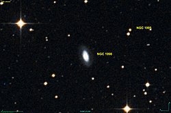 DSSによるNGC 1998（英語版）周辺の画像。中心の銀河がNGC 1998で、右上にある二重星がNGC 1995。