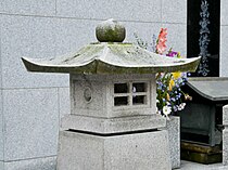 Okigata tōrō zittende lantaarn