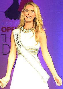 Оливия Джордан, Мисс США 2015, на выставке Operation That’s My Dress.jpg