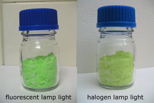 Гептагидрат празеодима хлорида при свете люминесцентных ламп и галогенных ламп.png