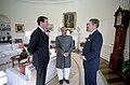 Pakistanin presidnetti Zia ul-Haq presidentti Ronald Reaganin ja puolustusministeri Caspar Weinbergerin kanssa Valkoisessa talossa vuonna 1982