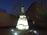 L'aigle gisant terrassé, à l'avant du monument aux morts de 14-18[3]