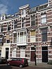 Herenhuis in neorenaissance trant. Gevel met natuurstenen banden, frontons boven de venster, maskerconsoles en houten erker op stenen consoles