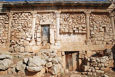 Hus i Refade (nord) med tilmuret porticus.