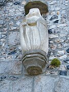 Statue de sainte Agathe, au-dessus du portail de l'église.