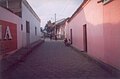 Scène de rue. Les maisons coloniales espagnoles traditionnelles donnent sur une cour/jardin pour des raisons de sécurité.