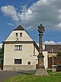 Säule mit Skulptur der Pietà