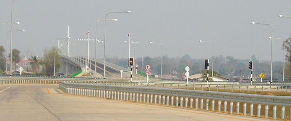 Trafiğin sağdan aktığı Laos'tan soldan akan Tayland'a geçiş