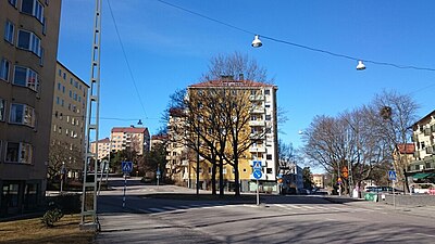 Sköntorpsplan, Sköntorpvägen åt vänster stolpen är en rest från trådbusstiden[57].