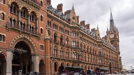 Midland Grand Hotel, adiacente alla Stazione ferroviaria di St Pancras (1868), uno dei più grandi esempi di architettura neogotica a Londra.