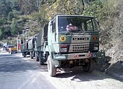 Ashok Leyland Stallion 4x4 maastokuorma-autoja Intian armeijan väreissä Himalajalla (2010).