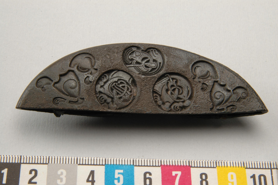 Pomo di spada decorato in stile Broa, dalla tomba 174 a Stora och Lilla Ihre, Hellvi (Gotland). Bronzo. 550–800 (Età di Vendel)