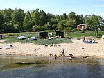 Badgäster på stranden.