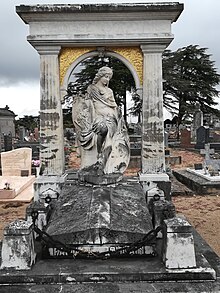 Statue d'une femme portant deux médaillons, sur une tombe