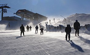 Foto von Skifahrern, im Hintergrund ein Skilift