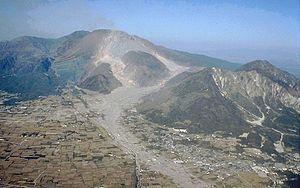 Gunung Unzen (tengah) dan Mayuyama (kanan) menunjukkan bekas kehancuran, foto terbaru