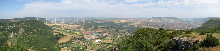 Le viaduc de Millau et la ville de Millau à droite.