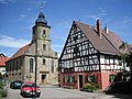 Kirche und Fachwerkgebäude von 1607