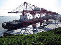 Pelabuhan Yangshan, kini telah berkembang menjadi pelabuhan kargo dan peti kemas terbesar di dunia