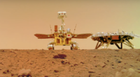天问一号着陆器和祝融号火星车在火星表面。中国是继美国后世界上第二个在火星部署火星车的国家