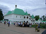 Паломники у монастирі.