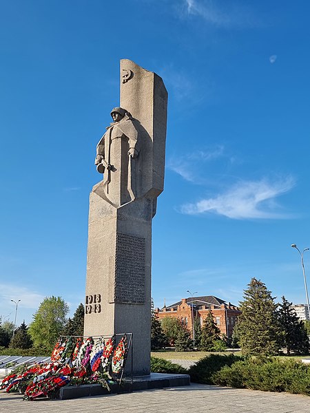 Памятник погибшим в Сталинградской битве в Волжском парке