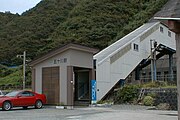 跨線橋があった頃の駅出入口（1998年8月）