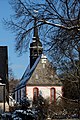 Kirche und Kirchhof mit Einfriedung, zwei Grabmale, eine Grabanlage, zwei Grufthäuser (pavillonähnliche Bauten an der Kirchhofsmauer) und Denkmal für die Gefallenen des Deutsch-französischen Krieges