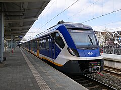 Zwolle, Zug der NS-Baureihe SNG am Bahnhof Zwolle