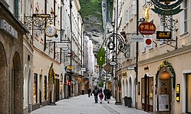 A view from Getreidegasse (Salzburg).jpg