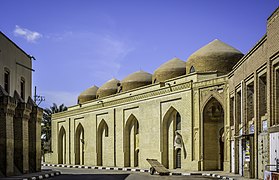 La mezquita de Al-Sarai fue colocada por primera vez por el trigésimo cuarto califa abasí Al-Nasir, esta mezquita es un ejemplo de la arquitectura del periodo abasí posterior