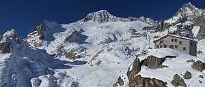 Die Albert-Heim-Hütte, im Hintergrund der Galenstock (2020)