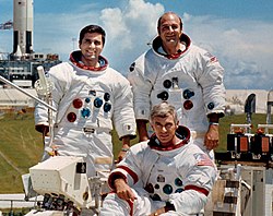 Harrison Schmitt (à gauche), Gene Cernan (assis) et Ronald Evans (à droite)