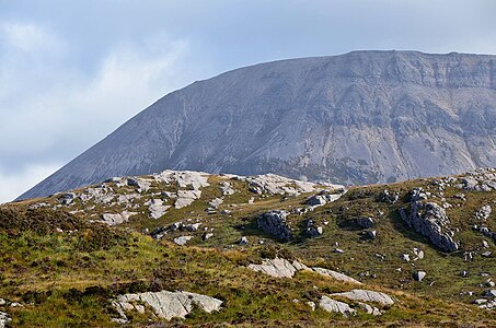 Steiles Nordende gesehen vom River Laxford, im Vordergrund Gneise des Lewisians