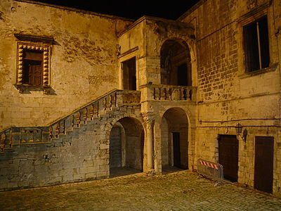 Atrium du château, avant la restauration.