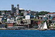 De basiliek ligt in het hoogstgelegen deel van Downtown St. John's en kijkt uit over de haven[2]