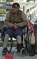 Cerşetorie cauzată de un handicap – cerşetor slovac cu picioarele amputate în München.