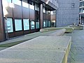 Betonrelief mit Lüftungsöffnungen (1982), Betonguss, ca. 100 m lang. Kunst am Bau, Deutsche Bundesbank Hamburg. Das Bodenrelief entlang der Willy-Brandt-Straße soll das unterschiedliche Bodenniveau, das durch den Hochwasserschutz entstand, im Außenbereich angleichen.