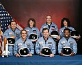 ลูกเรือในเที่ยวบิน STS-51-L: (แถวหน้า) ไมเคิล เจ. สมิท, ดิก สโคบี, โรนัลด์ แมคแนร์; (แถวหลัง) เอลลิสัน โอนิซึกะ, คริสตา แมคออลิฟ, เกรกอรี จาร์วิส, จูดิธ เรสนิค