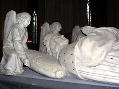 Buste et tête de la statue de marbre blanc, deux anges ailés tiennent un oreiller.