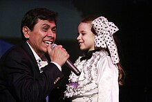 Alvaro Torres is one of the most famous Salvadoran singers mainly in the Latin pop genre, romantic ballads and boleros. Debut de la Compania Infantil de Teatro La Colmenita de El Salvador. (24055587303).jpg