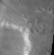 熱輻射成像系統顯示的惠更斯隕擊坑附近的岩脈，顯示為一條從左上往右下延伸的狹窄暗線。